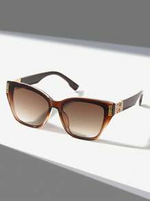 1 件猫眼时尚眼镜，腿部拼布镶嵌设计，送给朋友的绝佳礼物