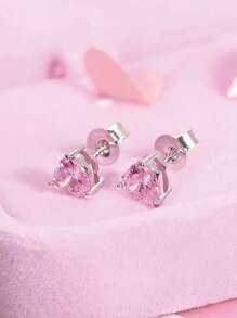 Orecchini a bottone in argento 925 personalizzati con pietre preziose di forma rotonda, quadrata e a cuore. Sono regali semplici e personalizzati, adatti da regalare ad amici, migliori amiche, madri e partner. Questi orecchini sono regali personalizzati perfetti per occasioni come San Valentino, Festa della Mamma, Natale, anniversari, compleanni e altro ancora.
