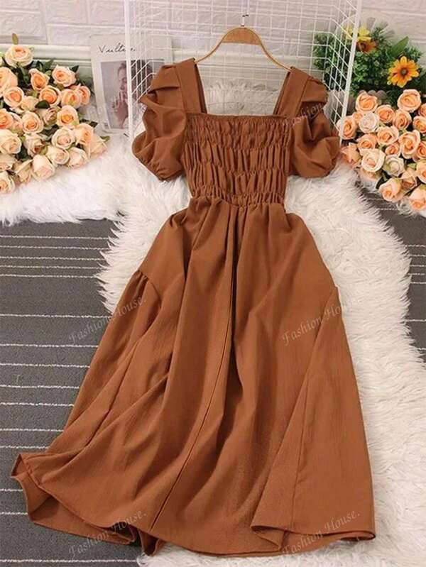 Vestido longo de comprimento médio, cor sólida, com decote quadrado e manga bufante