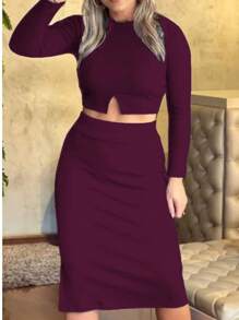 This Incredible Divine Set Brings The Perfect Combination Of Sophistication, Comfort And Style! The Ribana Skirt Offers An Impeccable Fit And Comfort For Your Everyday Life. The Long-Sleeved Crop Top Completes The Look, Bringing An Elegant And Modern Touch, Ideal For Any Occasion. - 酒紅色 - 查看 2