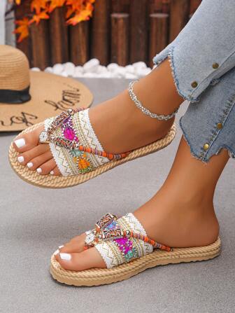 夏日波西米亚风 ||Y2K|亮白色仿编织纹理设计彩色刺绣人字拖平底凉鞋，适合街头、度假、音乐节、活动等场合