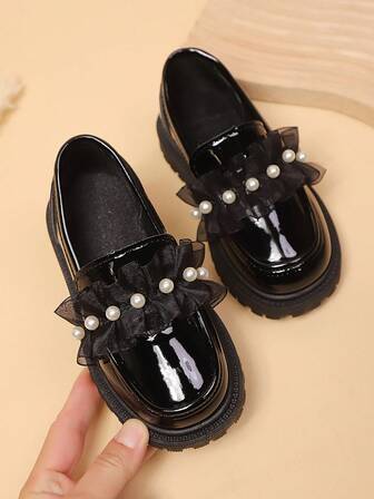 1 双加大码时尚可爱蝴蝶结 PU 仿珍珠钩环防滑耐磨舒适百搭平底圆头女童鞋，适合春秋季户外、休闲、派对、学校穿着，玛丽珍乐福鞋，尺码偏大 1 码