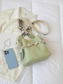 围巾装饰金属点缀细长斜挎包，优雅