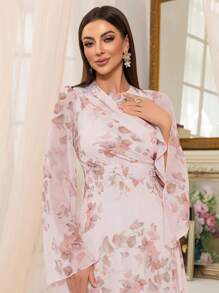 Robe maxi élégante pour femmes avec col rond, épaule ornée de strass, manchettes extra-larges froncées, imprimé floral aléatoire. Douce et confortable, convient pour de multiples occasions : quotidienne, décontractée, vacances. Design avec nœud dans le dos, détails de perles - Rose bonbon - Voir 1