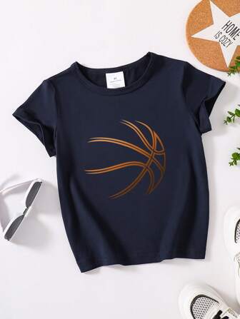 年轻男孩篮球印花短袖 T 恤