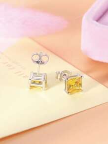 Orecchini a bottone in argento 925 personalizzati con pietre preziose di forma rotonda, quadrata e a cuore. Sono regali semplici e personalizzati, adatti da regalare ad amici, migliori amiche, madri e partner. Questi orecchini sono regali personalizzati perfetti per occasioni come San Valentino, Festa della Mamma, Natale, anniversari, compleanni e altro ancora.
