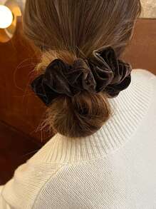 4 pezzi di eleganti scrunchies in velluto nei colori nero, beige e marrone per le donne, accessori per capelli di alta qualità dal design semplice e versatile, in colori uniti, adatti per uso quotidiano, casual, feste, pendolarismo, vacanze, code di cavallo, chignon, lavaggio, trucco, abbinamento con l'outfit