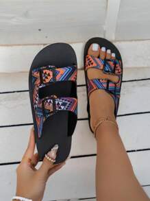 24 piezas Nuevas sandalias planas para mujeres, empalme de tiras de colores, chanclas casuales para exteriores y playa