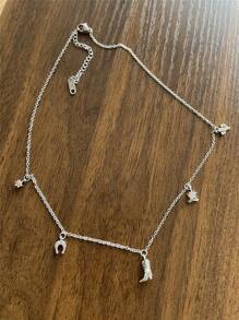 Botas vaqueras occidentales, sombrero vaquero y collar con colgante de pezuña de caballo