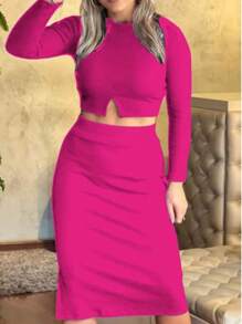 This Incredible Divine Set Brings The Perfect Combination Of Sophistication, Comfort And Style! The Ribana Skirt Offers An Impeccable Fit And Comfort For Your Everyday Life. The Long-Sleeved Crop Top Completes The Look, Bringing An Elegant And Modern Touch, Ideal For Any Occasion. - 玫紅色 - 查看 1