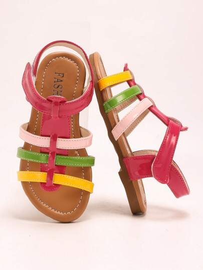 女孩的彩色夏季凉鞋！亮面紫红色扣环，多色带子，脚形设计，舒适又引人注目