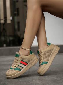 Women's Retro Versatile Fashion Random Print Pattern Letter Striped Skate Shoes, Two-Tone Front Lace-Up Elevated Comfortable Casual Sneakers