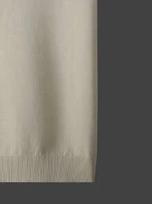 Maglietta a girocollo in maglia a maniche corte da uomo beige con bordi a righe rosse e nere sul colletto e sui polsini - in morbida maglia, comoda e di stile per l'uso quotidiano casual, le uscite del fine settimana e le occasioni casual-eleganti