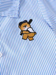 BrownBark 2 件套年轻男孩夏季休闲户外装，熊刺绣条纹领休闲衬衫 + 纯色短裤，百搭夏季风格 - 藍色 - 查看 4
