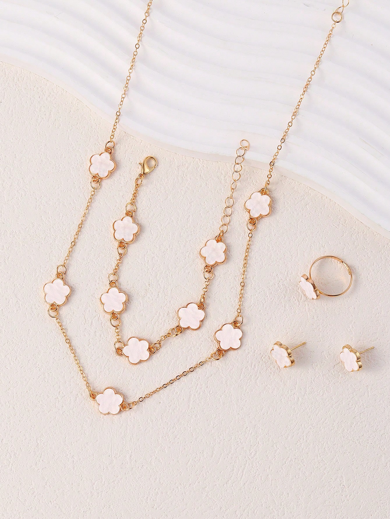 1 طقم هدية مجوهرات للفتاة - 1 قلادة معلق بشكل شبه...