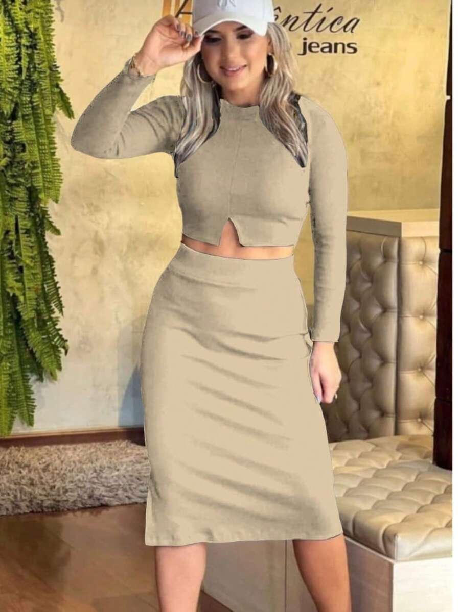 This Incredible Divine Set Brings The Perfect Combination Of Sophistication, Comfort And Style! The Ribana Skirt Offers An Impeccable Fit And Comfort For Your Everyday Life. The Long-Sleeved Crop Top Completes The Look, Bringing An Elegant And Modern Touch, Ideal For Any Occasion. - 卡其色 - 查看 1