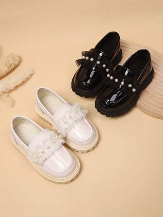 1 双加大码时尚可爱蝴蝶结 PU 仿珍珠钩环防滑耐磨舒适百搭平底圆头女童鞋，适合春秋季户外、休闲、派对、学校穿着，玛丽珍乐福鞋，尺码偏大 1 码