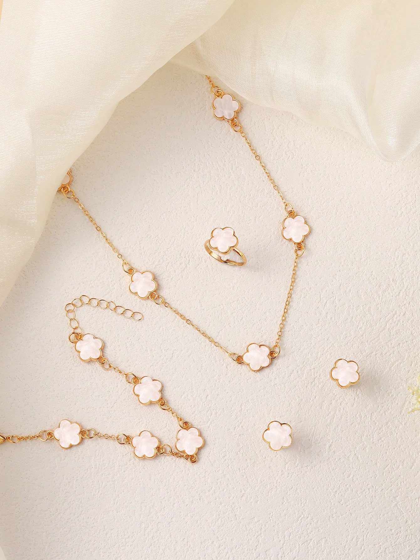 1 طقم هدية مجوهرات للفتاة - 1 قلادة معلق بشكل شبه...