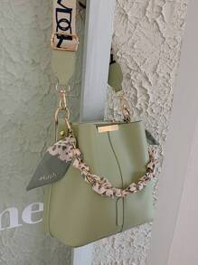 围巾装饰金属点缀细长斜挎包，优雅