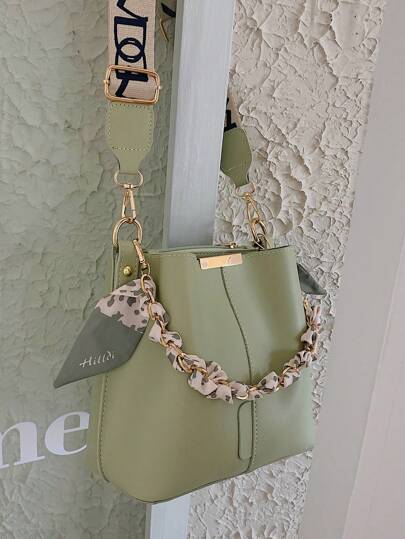 围巾装饰金属点缀细长斜挎包，优雅