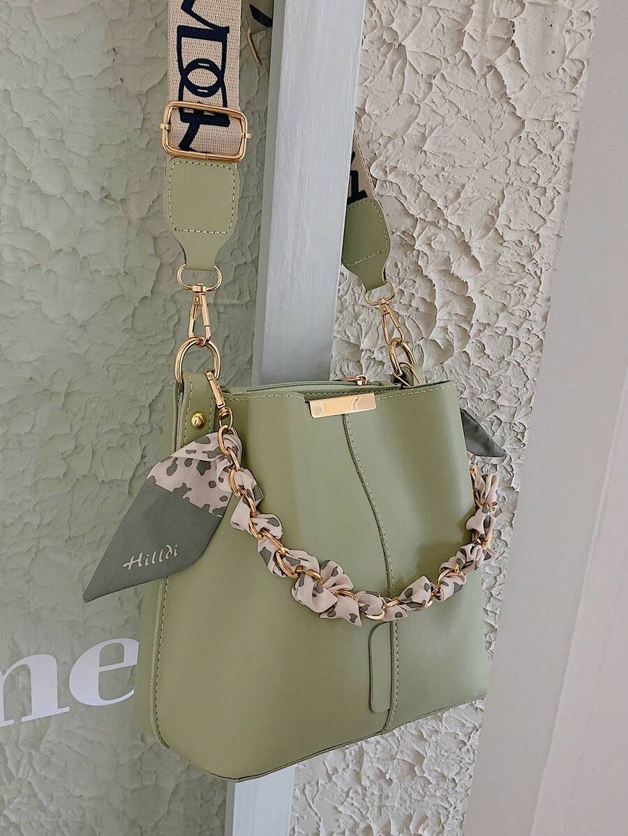 围巾装饰金属点缀细长斜挎包，优雅