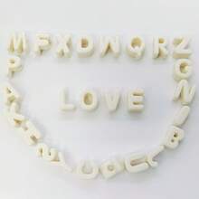 26 件时尚新款亚克力大孔英文字母直孔珠 DIY 手机挂绳、鞋饰、手工珠宝配饰、节日礼物