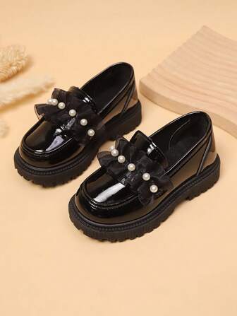 1 双加大码时尚可爱蝴蝶结 PU 仿珍珠钩环防滑耐磨舒适百搭平底圆头女童鞋，适合春秋季户外、休闲、派对、学校穿着，玛丽珍乐福鞋，尺码偏大 1 码