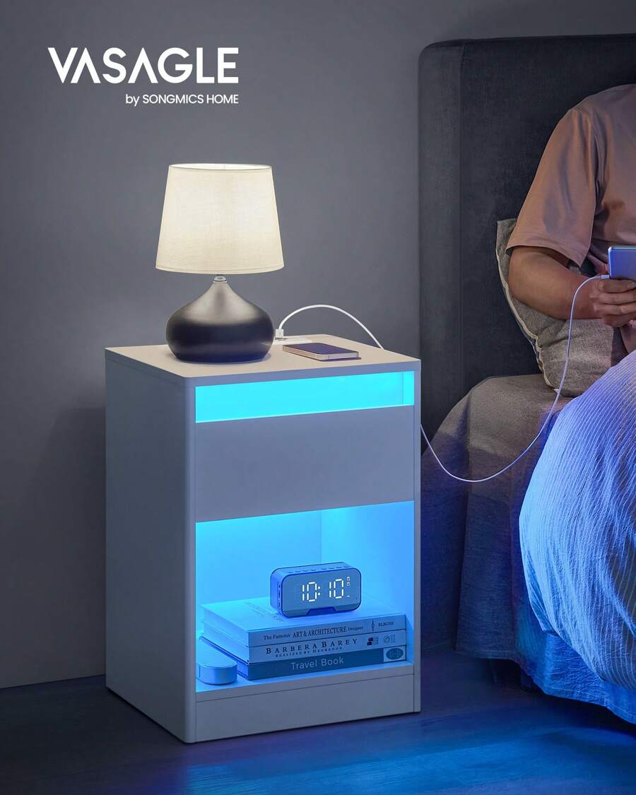 VASAGLE Mesita de Noche con Estación de Carga, Mesa Auxiliar con Luces LED Ajustables, con Cajón, 2 Tomas AC, 2 Puertos USB, Moderno, para Dormitorio, Salón, Blanco Nube - Enchufe EU Tipo C(220-240V) - Ver 1