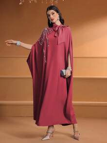 女士纯色系带优雅阿拉伯长袍，带肩部贴花、刺绣串珠细节