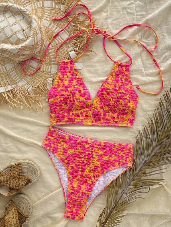 Un set di due pezzi di costume da bagno da donna rosa dolce da resort, con un doppio stile a fascia e coulisse, effetto smock, per il 2026