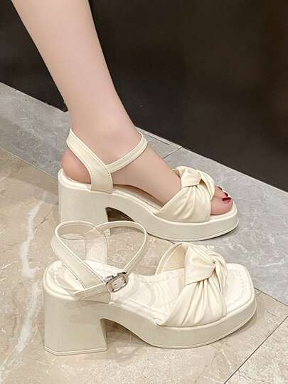 2026新款轻便厚底褶皱时尚高跟凉鞋，柔软材质，轻便时尚增高高跟凉鞋，四季皆宜的大码女式高跟凉鞋，舒适美观性感，价格实惠，女式高跟坡跟凉鞋，防水设计，金色搭扣交叉绑带，适合乡村户外度假