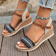 女式厚底防水坡跟凉鞋，新款夏季时尚粗跟平跟带扣女士高跟鞋