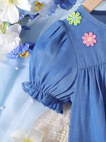 Vestido de niña joven con efecto de mezclilla, manga abullonada, plisado y diseño floral 3D en colores llamativos