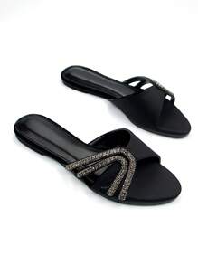 Sandalias planas de mula con puntera redonda, de material de licra negra, decoradas con cadena de cristales, elegantes y huecas, cómodas para uso diario y fiestas, ideales para outfits de primavera y verano - Negro - Ver 2