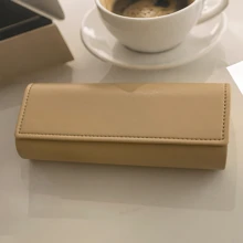 定制简约眼镜盒，防水防震复古皮革眼镜盒，可收纳太阳镜，日系复古风格，色彩缤纷，可爱俏皮，趣味十足，卡哇伊风，千禧年风格，时尚百搭，男女皆宜，休闲百搭，可定制，个性化，独一无二，是送给他的理想礼物，也是送给她的理想礼物，适合送给男友、女友、家人、朋友，可用于周年纪念日、情人节、母亲节、生日、父亲节、毕业典礼、婚礼、乔迁之喜等场合，营造浪漫氛围，也适合办公室、学校、教室、教师节、大学、同事、宿舍等场所。 - 彩色 - 查看 11