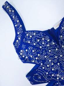 NIKBK 蓝色甜心领口紧身女士舞会礼服，饰有珍珠和水钻。