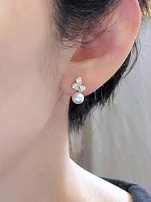 一对立方氧化锆和仿珍珠耳钉，时尚少女款，适合日常佩戴、派对首饰或生日礼物 - 金黃色 - 查看 4