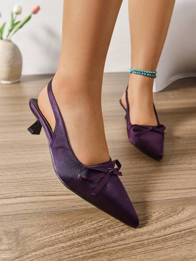 Elegante Slingback Preto Gatinho - Sandálias de Salto com Detalhes de Laço. Cenários Aplicáveis: Adequado para Deslocamento Diário. Usar Essas Sandálias no Escritório Pode Mostrar um Comportamento Elegante. Elas Também São Ideais para Encontros Casuais. Elas Combinam Bem com Vestidos e Calças, Adicionando um Toque de Sofisticação ao Visual Geral.