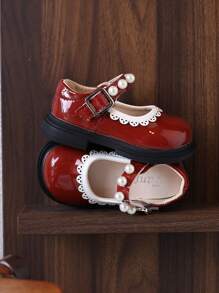 1 双儿童时尚公主鞋，采用 PU 鞋面、防滑外底、钩环闭合、软垫鞋垫、珍珠花边和可调节扣设计