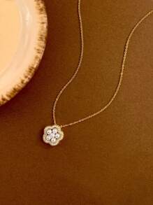 1pc Lucky Flower Pendant Necklace Made Of 925 Sterling Silver. It Is Elegant And Delicate, Suitable For Wearing During Daily Dates, And It's The Best Choice For Giving As A Gift. - Hollow-painted Five-leaf Flower Necklace - View 3