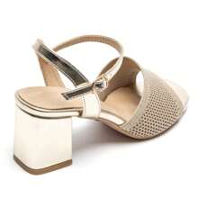 Sandali con tacco alto semplici, di moda e versatili, adatti per l'estate