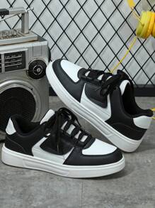 Zapatos de skateboard casuales, transpirables y de moda con efecto degradado en blanco y negro, adecuados para vacaciones, días de descanso y desplazamientos diarios. Zapatillas deportivas para pareja con cordones y estética urbana de baja altura