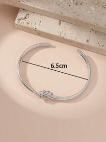 1 件简约打结手链，适合女性日常佩戴