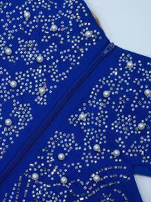 NIKBK 蓝色甜心领口紧身女士舞会礼服，饰有珍珠和水钻。