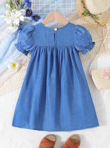 Vestido de niña joven con efecto de mezclilla, manga abullonada, plisado y diseño floral 3D en colores llamativos