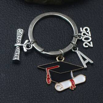Cappellino da laurea con alfabeto, portachiavi con 26 lettere, portachiavi laurea 2025, portachiavi decorativo a forma di cappellino da laurea, portachiavi casual in lega di zinco, adatto come accessorio per auto, borse, scuola, stile gotico, Y2K, Ognissanti, idea regalo per la Festa degli Insegnanti e Natale