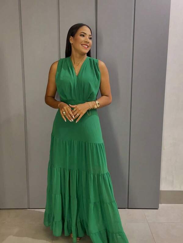 Vestido extra largo con cuello en V estilizador y dobladillo con volantes