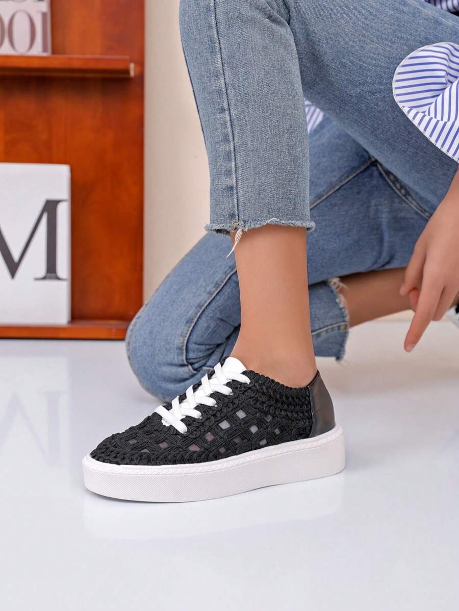 WOMEN CHIC SPRING SNEAKEARS - Hitam - View 1