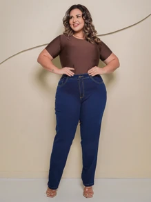 Calça Jeans Reta Plus Size Cintura Alta Com Elastano Bolsos Confortável - Lavagem escura - Visão 3