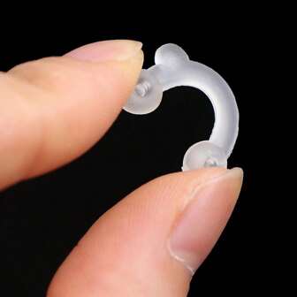 1 set Denna transparenta osynliga näsformare (set med 3 storlekar) låter dig försiktigt lyfta eller definiera din näsa med mjuka, flexibla silikonbitar – helt diskret (smälter in med huden, fungerar under smink). Den ergonomiska designen passar säkert i näsborrarna (halkar inte) och är bekväm för daglig användning. Återanvändbar, lätt att rengöra och ett icke-invasivt sätt att förbättra din näsform – perfekt för dagliga touch-ups eller speciella tillfällen.